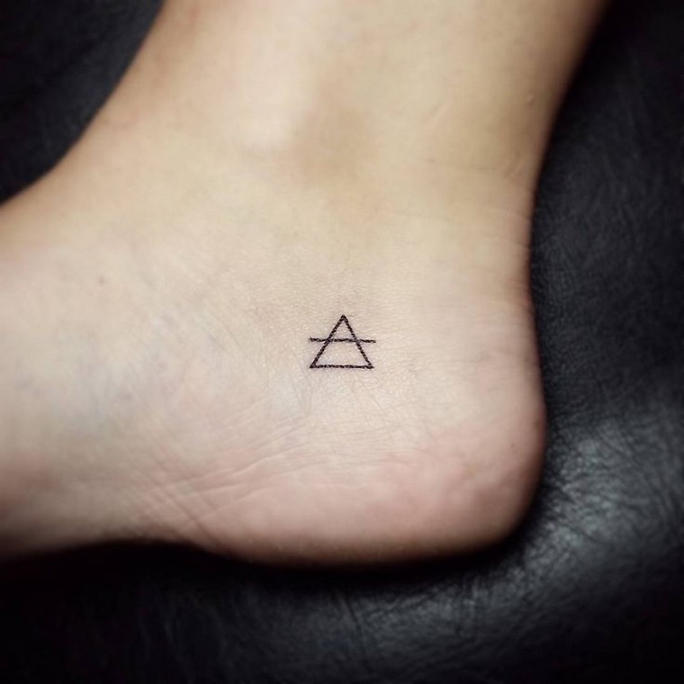 small-tattoo-geometric-woman-tattoo