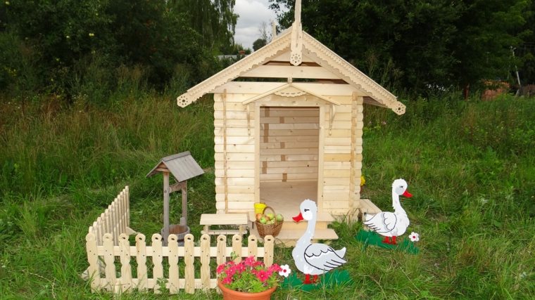 small-cabin-wood-garden-deco-child