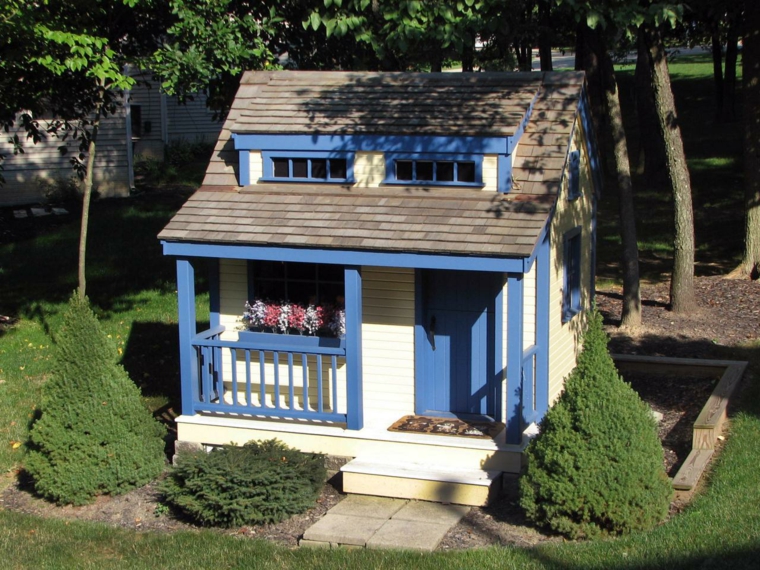 photo-house-a-child-to-oneself-outside