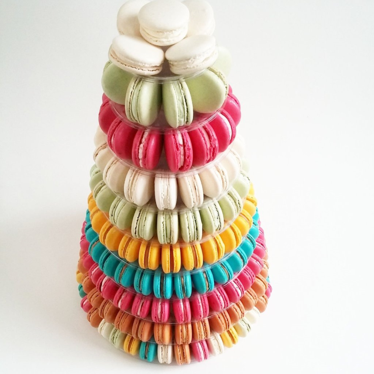 Montee piece-wedding-cake-aux-colored macaroons-friendly