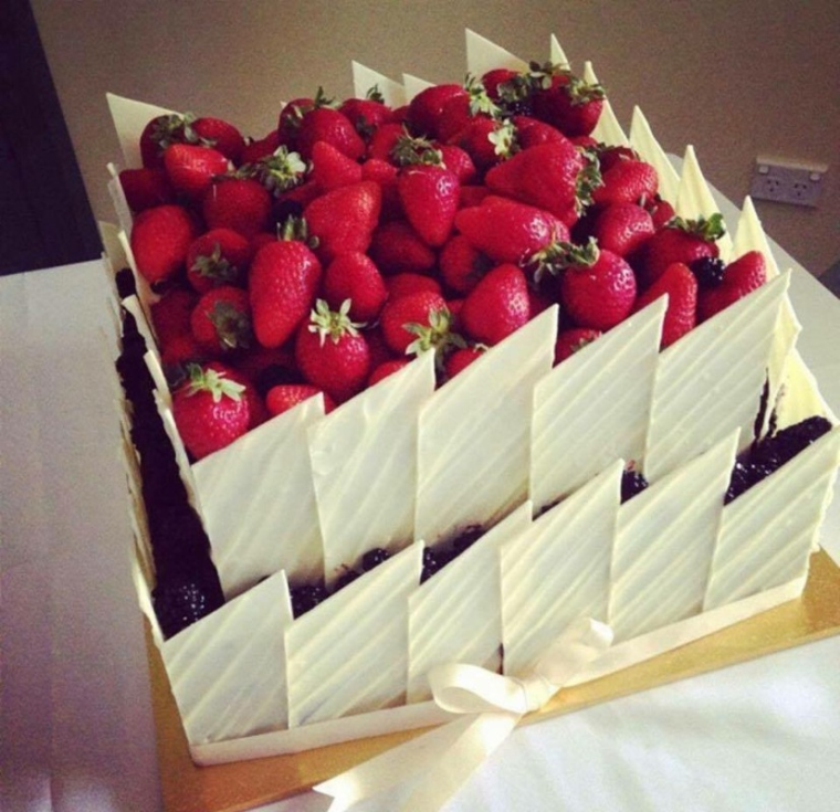 piece-montee-wedding-idea-interesting-two-floors-strawberries