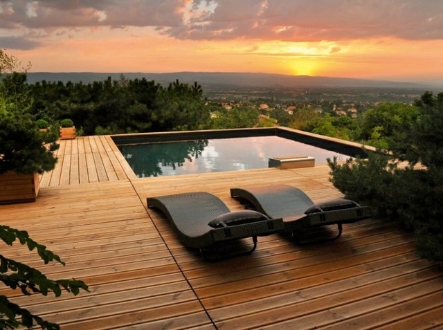 taman kolam renang yang elegan merangka kayu chaise longue