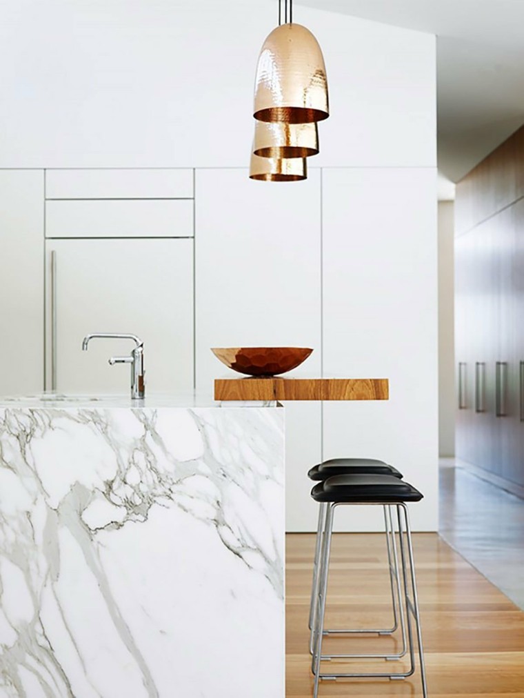 Plan-de-work-marble-coating-island-kitchen-breakfast bar and wood-deco