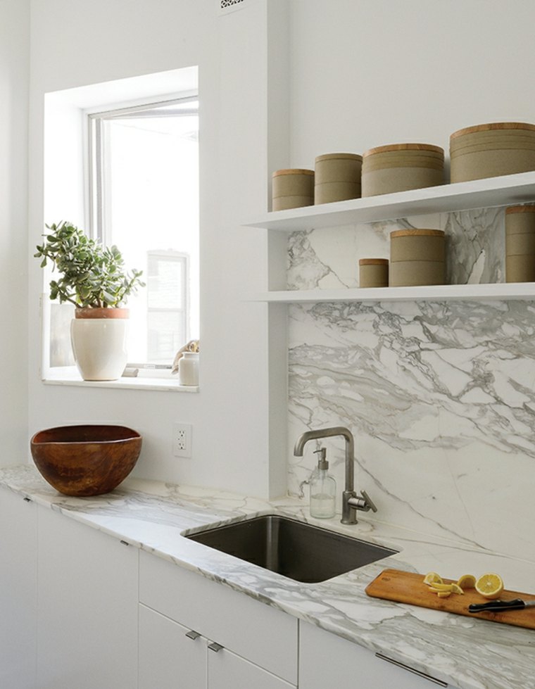 Plan-de-work-marble-vein-backsplash-kitchen-stone-marble-white-gray