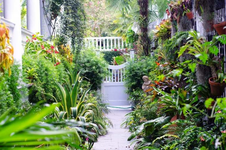 outdoor garden gate deco