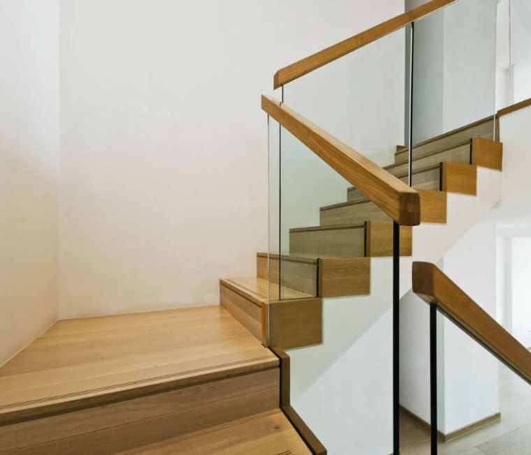 ramp d'escalier verre main courante bois contemporaine