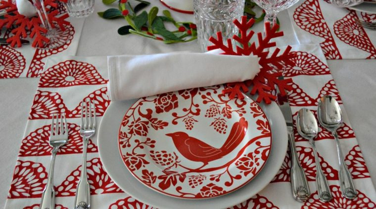 do red and white christmas table decoration