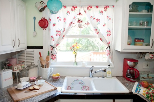 kitchen curtains-white-floral-motifs-fine-red-green kitchen curtains