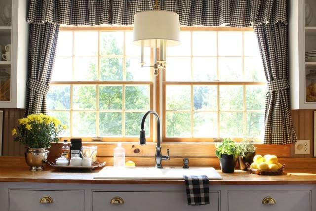 curtains-kitchen-black-white-suspension-white-bouquet-flowers-yellow kitchen curtains