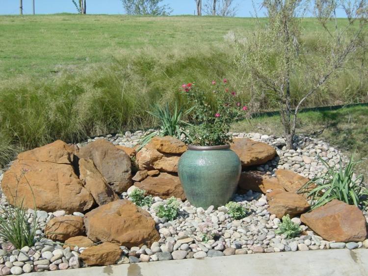 garden rockery deco idea