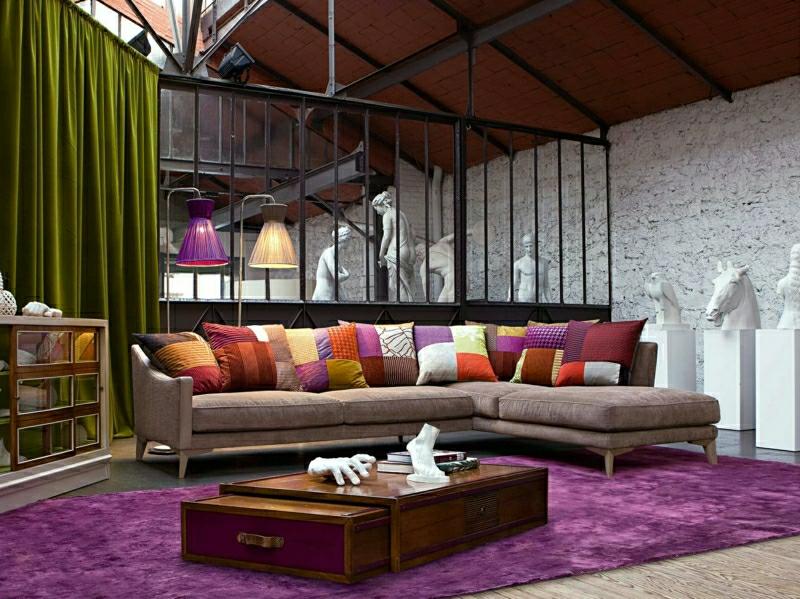 sofa d'angle roche bobois coussins coloré tapis de sol violet table de salon en bois