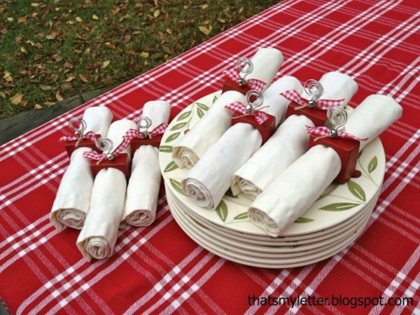 Napkin DIY bulat cantik di merah untuk keluarga pesta Krismas