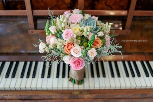 roses succulent plants composition bouquet piano