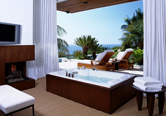 outdoor bath tub