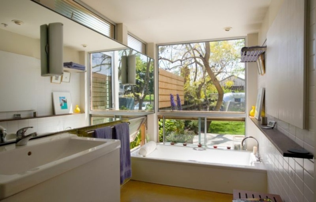 modern jacuzzi bath room