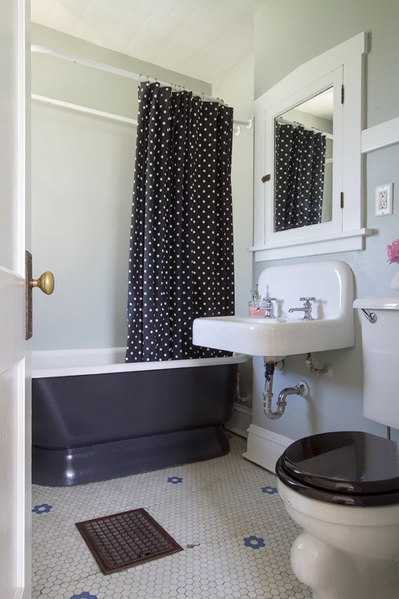 bath room retro black white