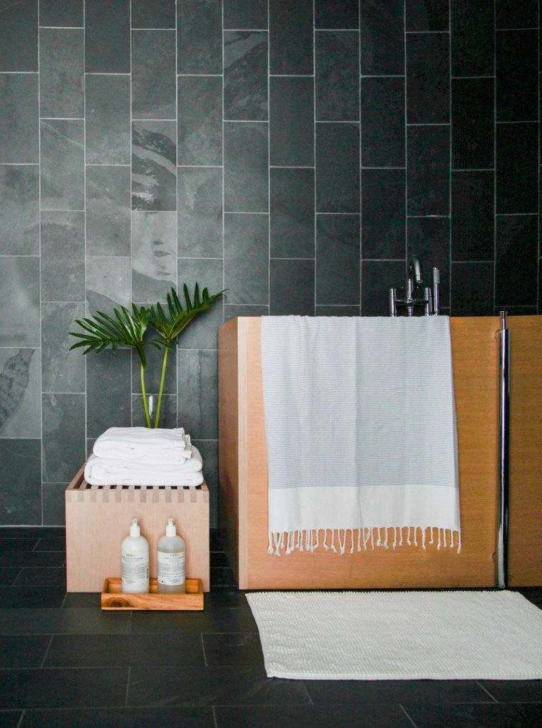 bathroom-deco zen black tiles wood furniture