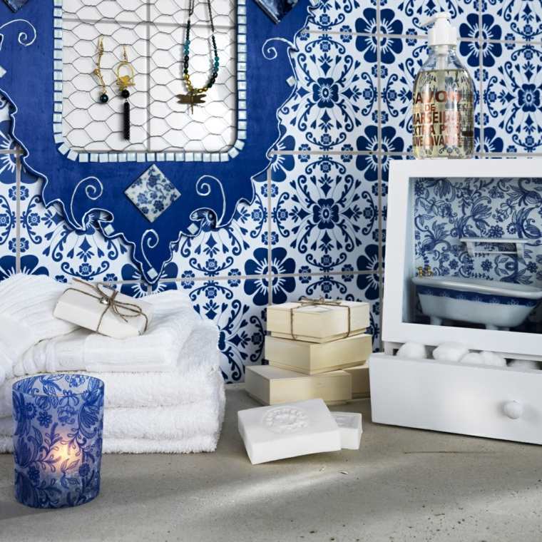 decorations in blue and white for Mediterranean bathrooms