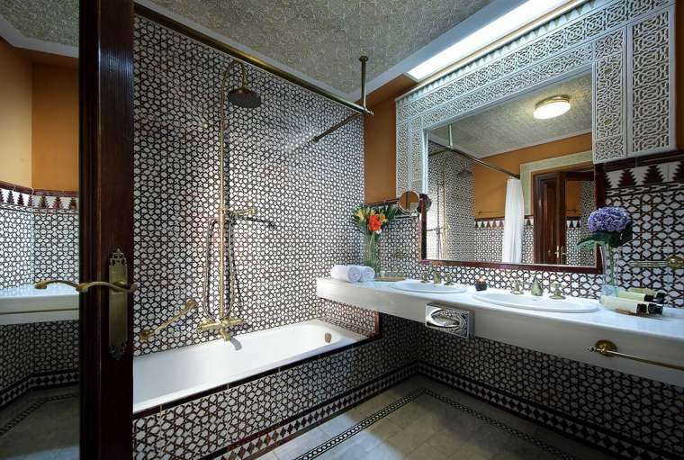 bath-bain-luxurious Moroccan-tile-mosaic-white-brown