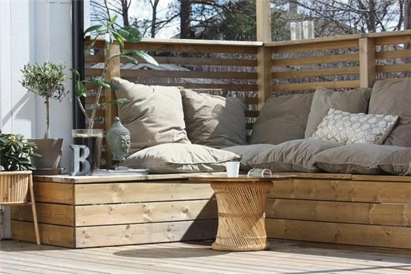 landscaping garden idea wood sofa pallets recycling