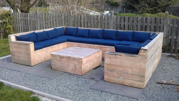 palettarrangement sofa puter blå salongbord stue ide