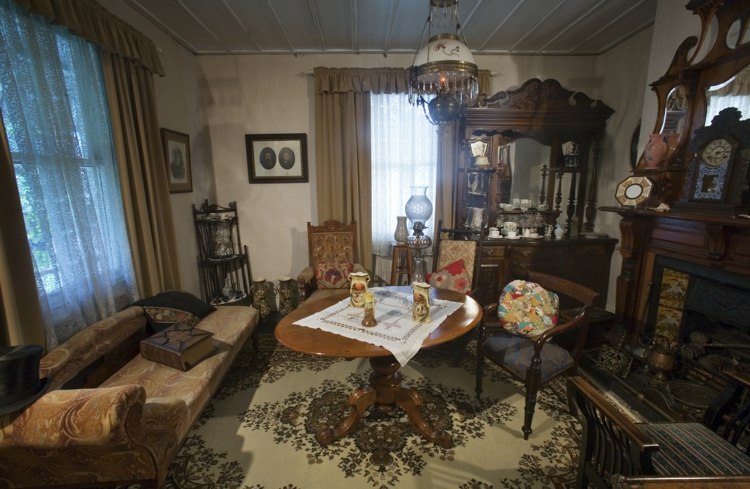 deco Victorian living room