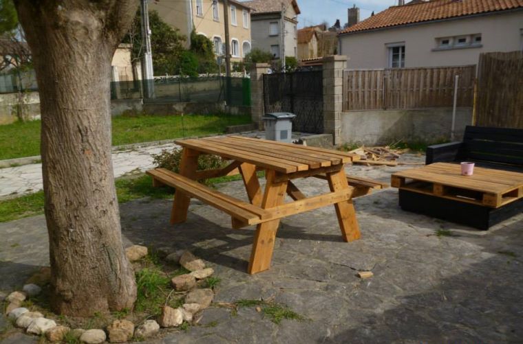 living outside pallet-table-bench-picnic