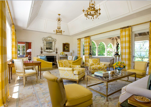 gul stue dekorasjon gul sofa gul lenestol royal lampe design antikk tre stue bord