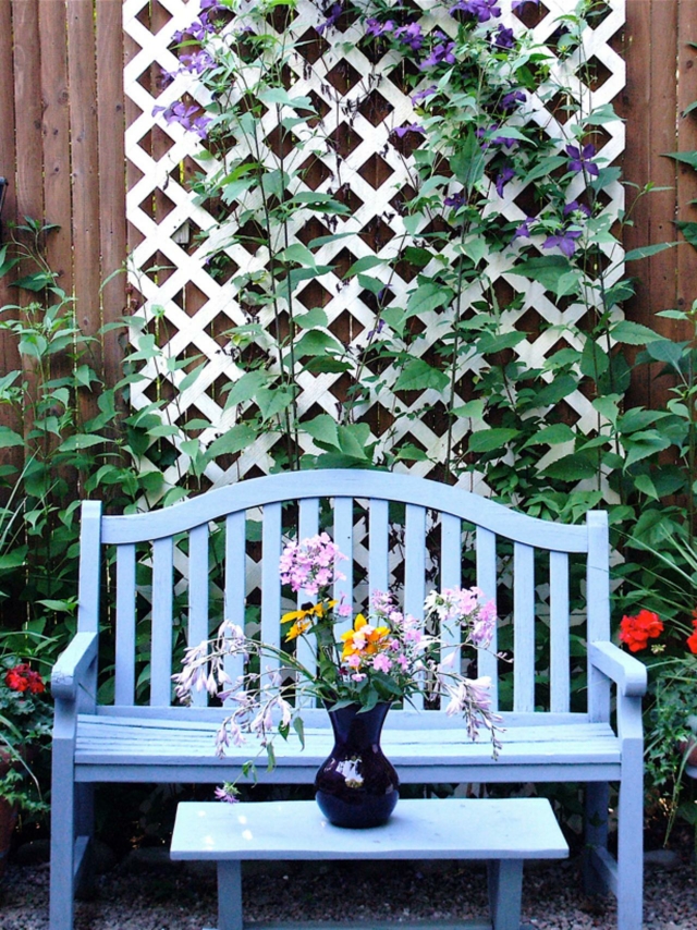 minimalistiske blå træ havebord billedmaleri blomst buket bænk