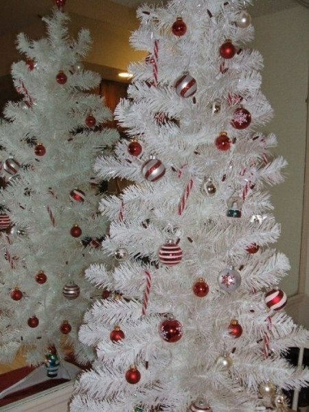 Christmas tree red white