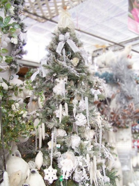pokok natal putih dan perak yang elegan