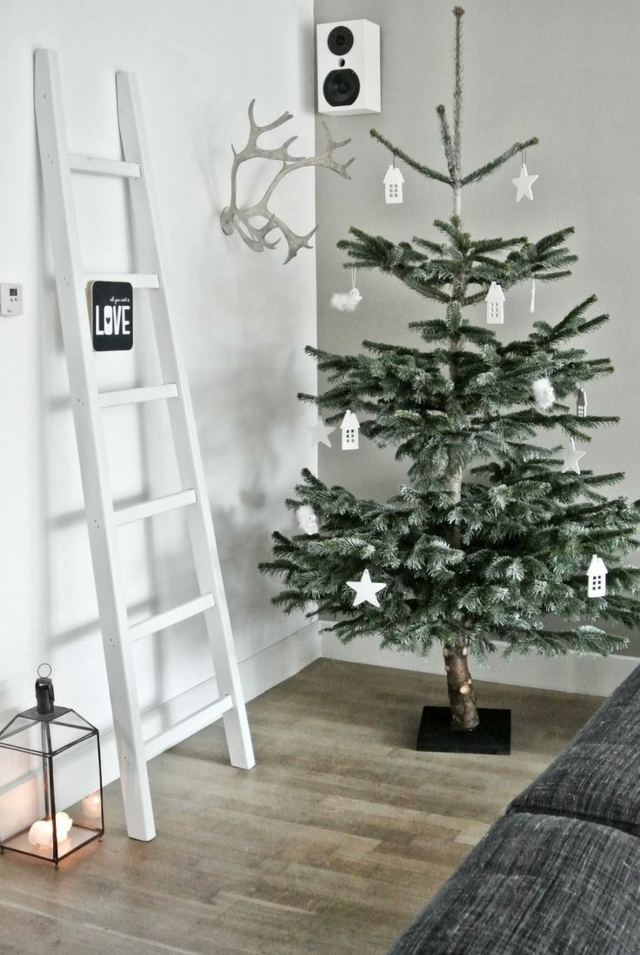 julgransdekoration minimalistisk hängande inomhus modern idé soffa grå