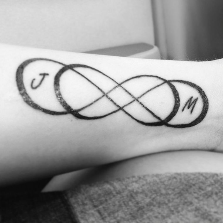 sign-tattoo-infinite-woman-ideas