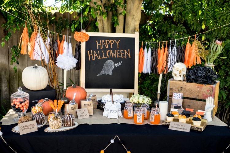 Halloween party deco outdoor table