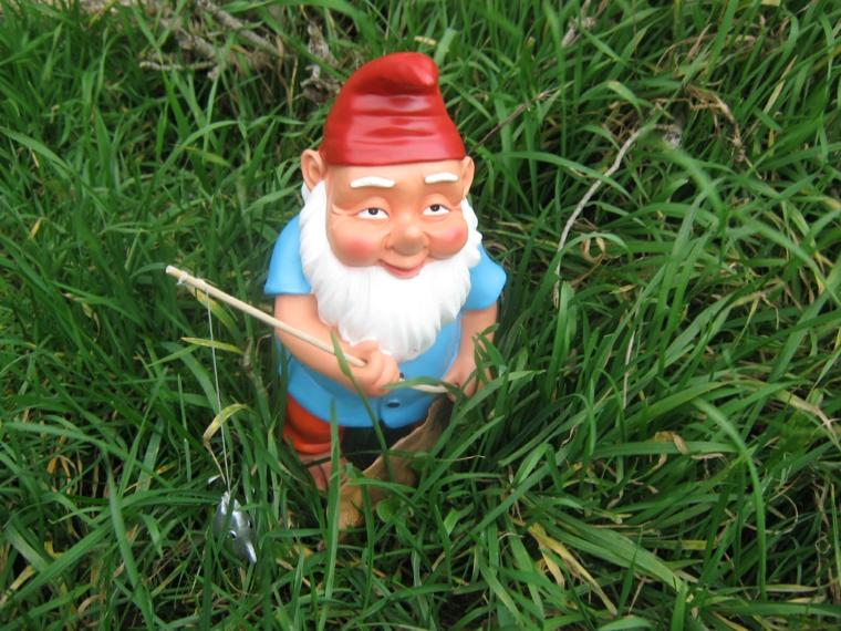 trädgård gnome fiskare röd mössa