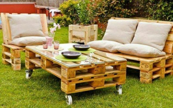 pallets coffee table casters garden chair wooden cushions