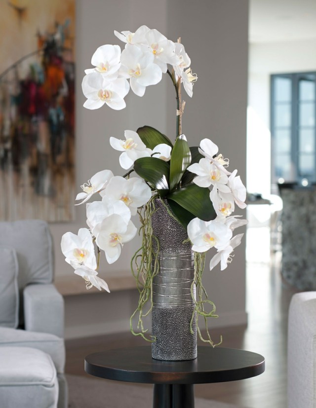 coffee table decorated white orchidee vase silver
