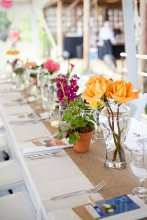 bryllup bord utsmykket med blomstervaser