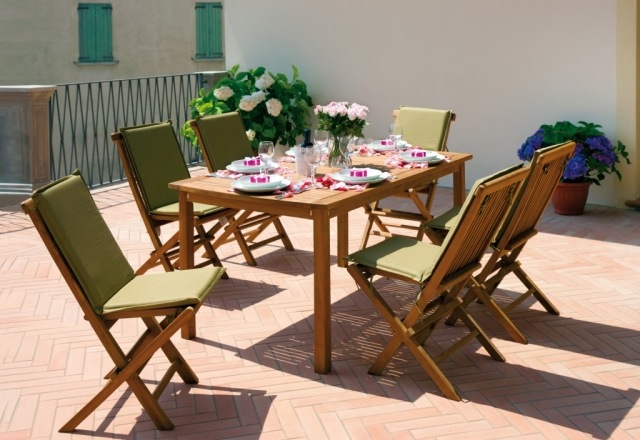 garden table-wood-chairs-cushions-light-green-pink-white-bouquet