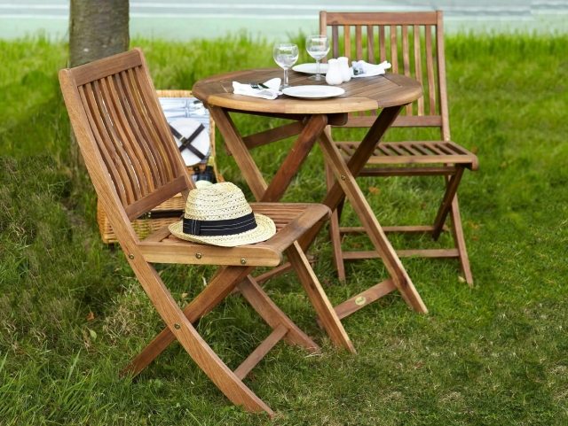 table-garden-wood-small-round-chairs-folding garden table