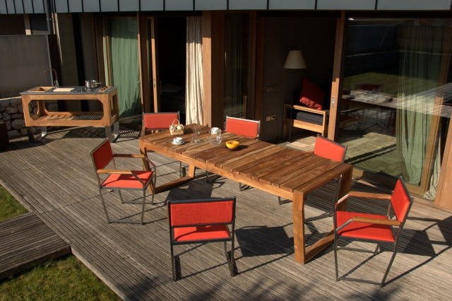 table-garden-wood-rectangular-chairs-cushions-red garden table