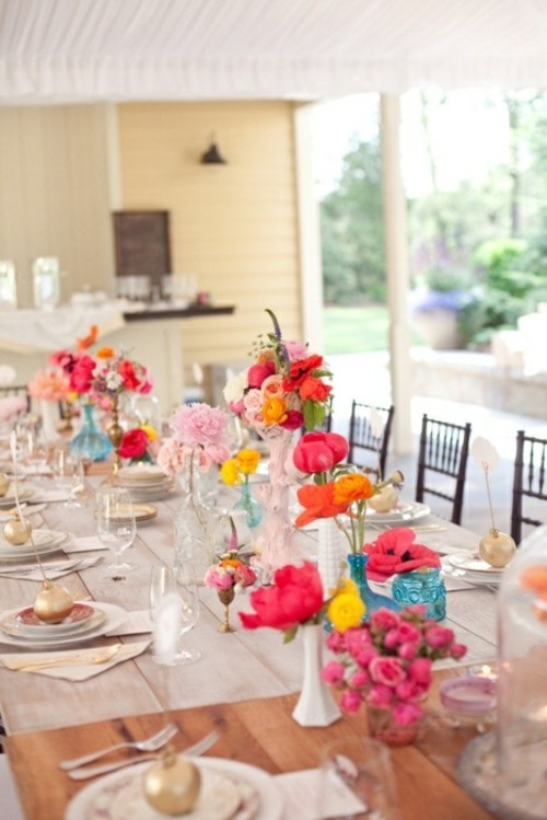 interesting blue rose wedding table