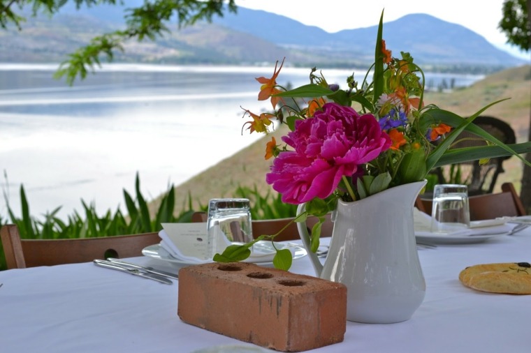 foto våren bord blommiga dekorationer