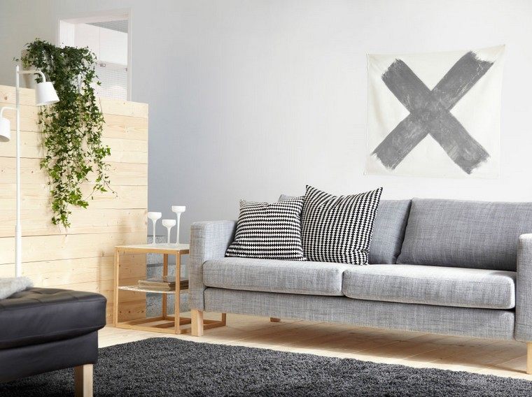 original teppe sofa grå puter plante potten