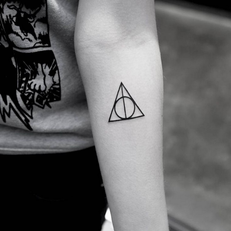 tattoo arm-triangle-woman-tattoo-geometric