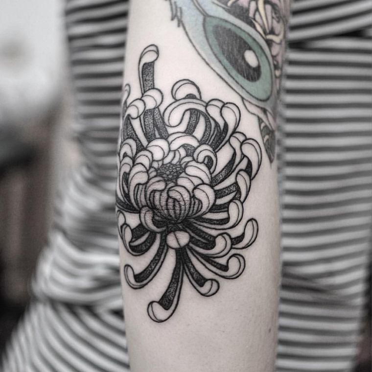 tattoo-chrysanthemum-woman-arm-idee