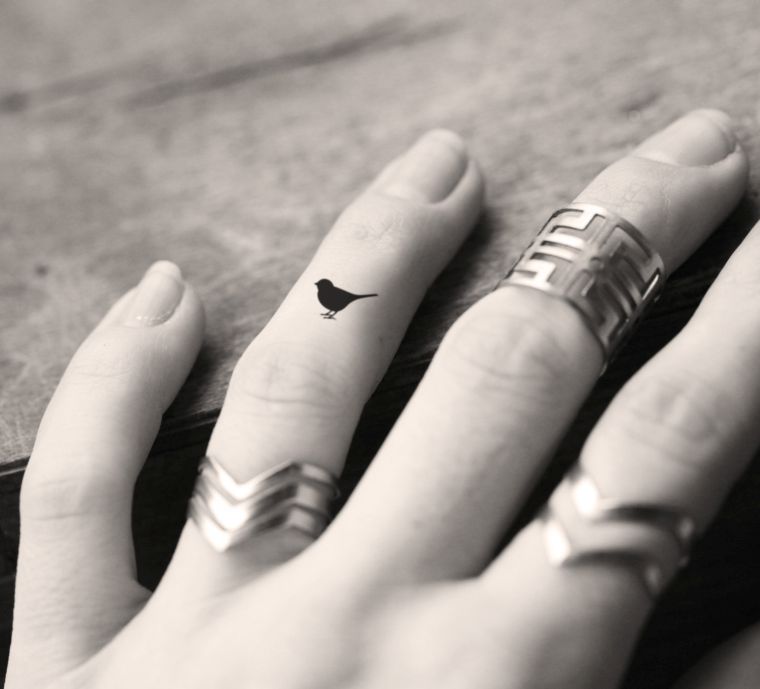 tattoo-finger-bird-idee-grandchildren reasons-tattoos