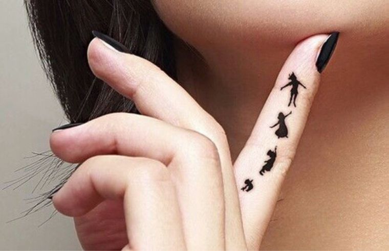 tattoo-peter-pan-finger-woman Photo