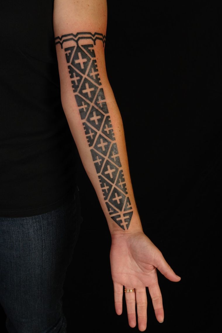 tribal tattoo woman-papua-new-guinea-arm