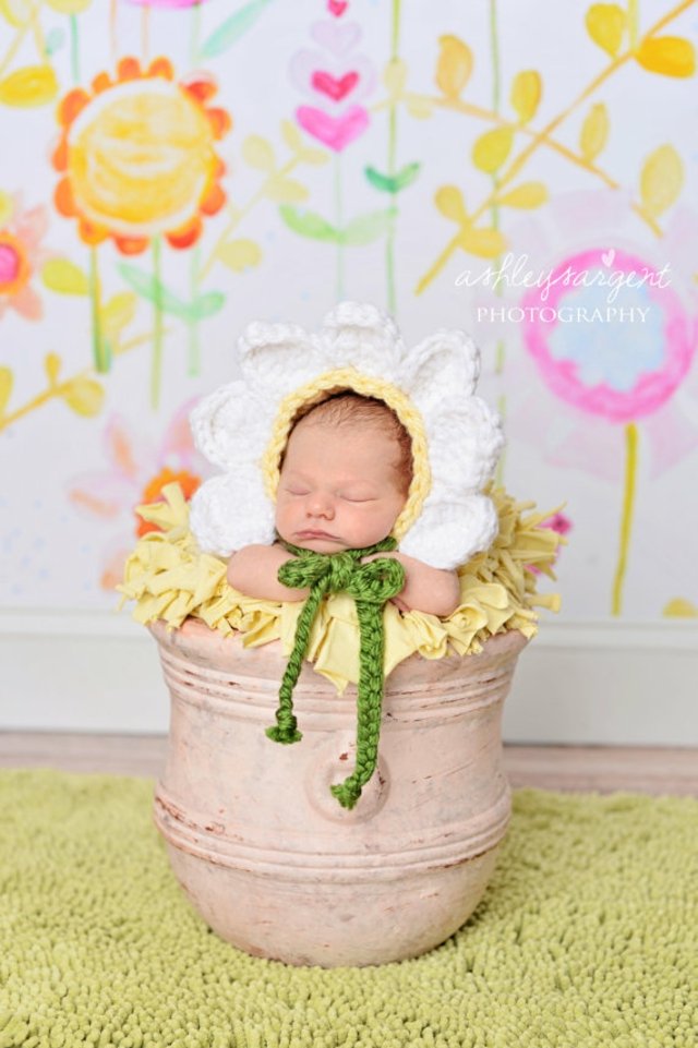 baby girl flower holding